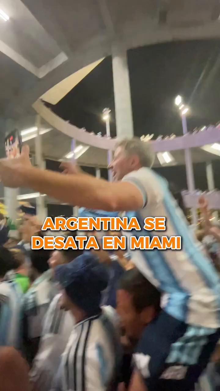 Hinchas argentinos cantan 'Alcalde para la selección' en emotivo homenaje a Maradona