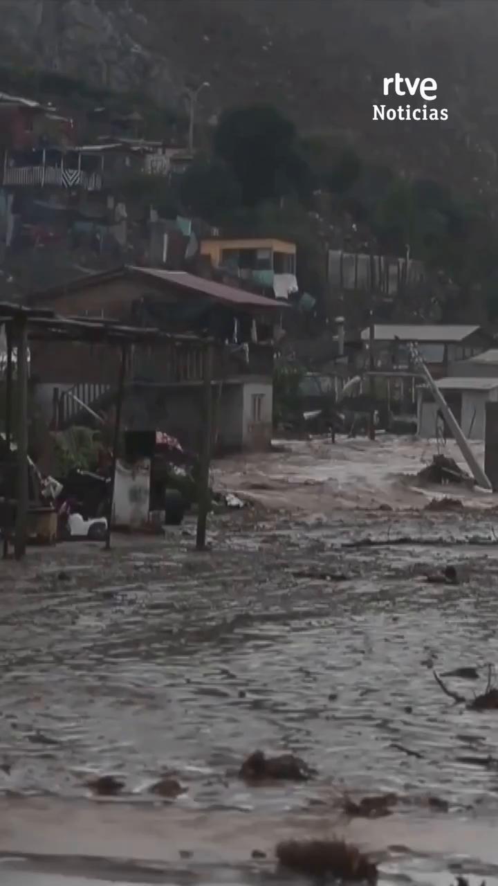Lluvias torrenciales en Chile dejan 13 muertos y aíslan a 100.000 personas