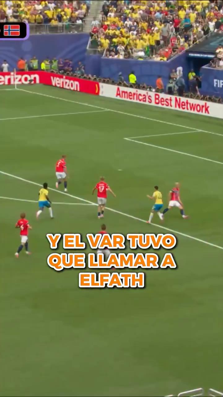 ⚽️El árbitro del España - Uruguay, Ismail Elfath, de primeras no pitó penalti sobre esta entrada a Matheus Cunha y tuvo que revisar la jugada en el VAR para señalar la pena máxima.