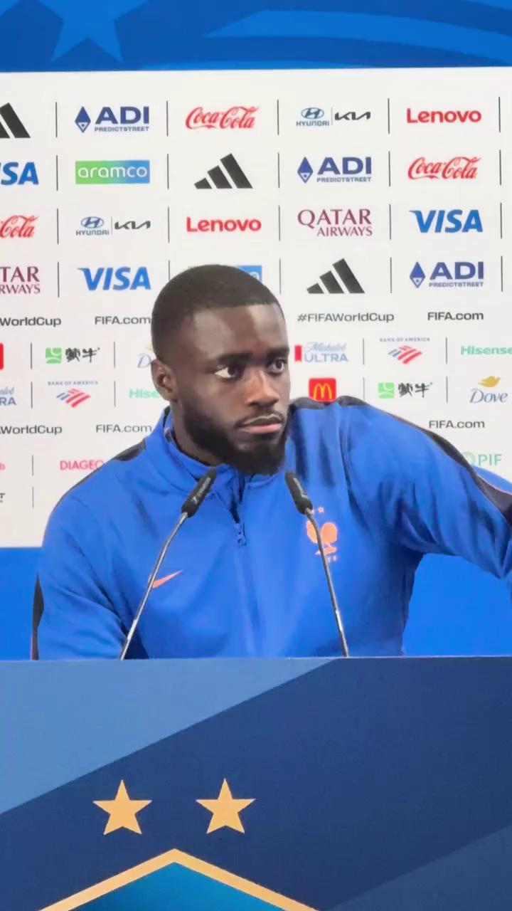 Le joueur reste concentré sur le match malgré les propos racistes