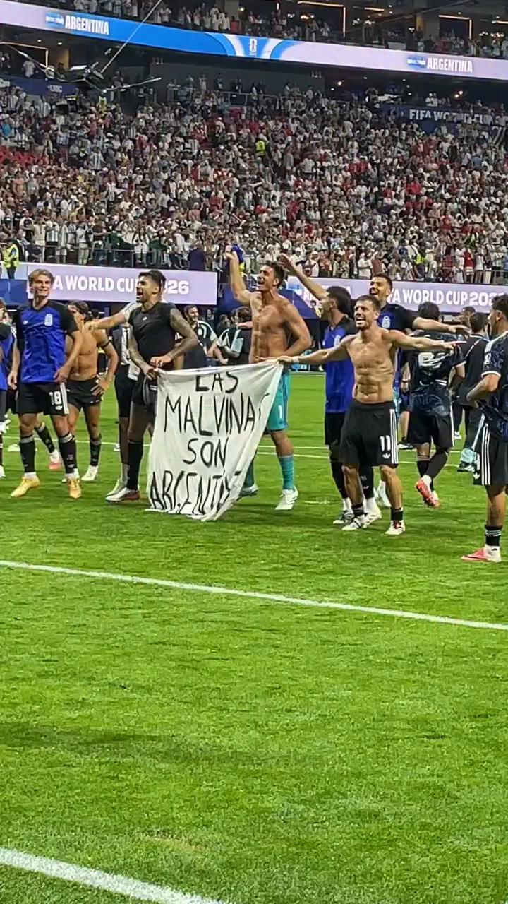 La hinchada argentina grita gracias a Dibu tras el partido