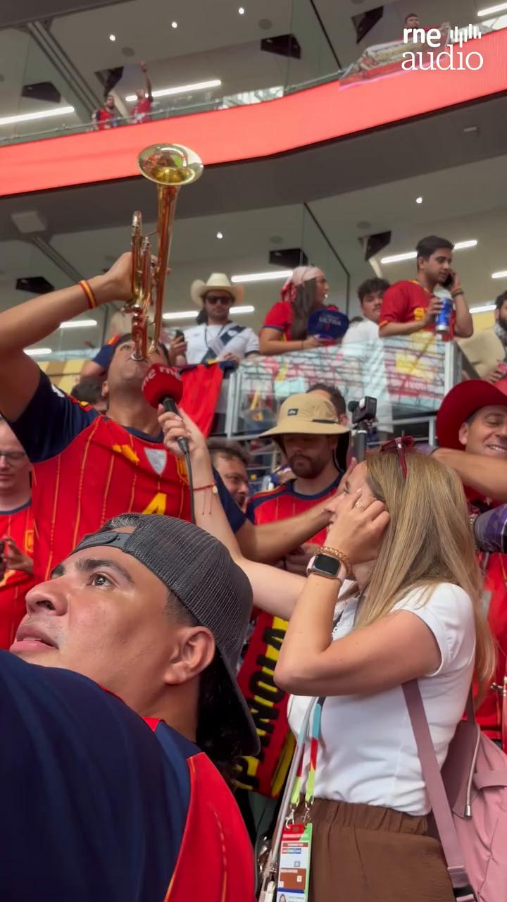 Aficionados del Espanyol entonan su cántico característico en el estadio