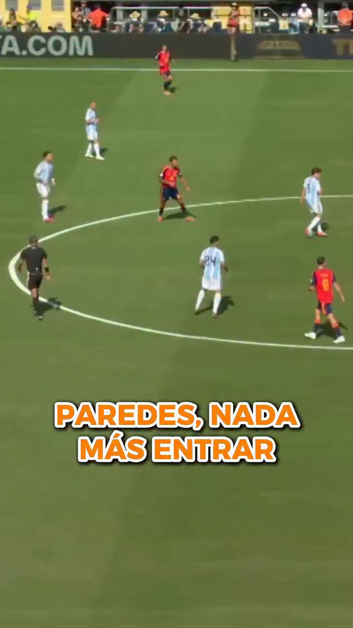 Paredes propina golpe a Rodrigo y árbitro muestra tarjeta por zancadilla a Dani Olmo