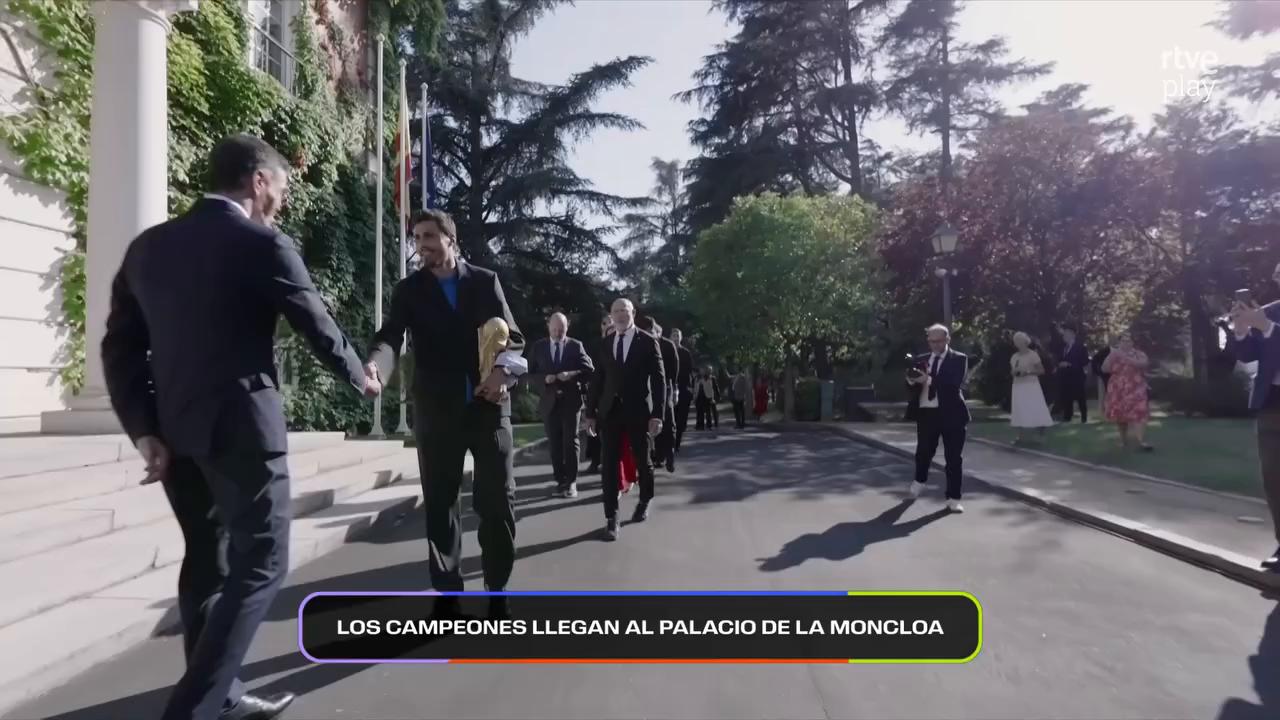 Pedro Sánchez saluda a Rodri y Luis de la Fuente en la foto de familia de la selección