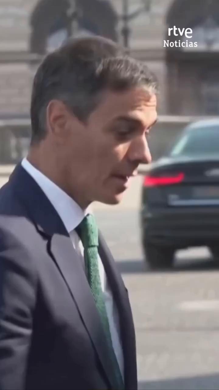 Sánchez muestra su vergüenza a Le Cornu por la polémica del artículo de Rajoy