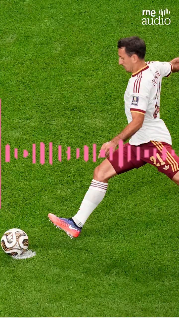 Mbappé se resigna con la mano alzada tras el segundo gol de España