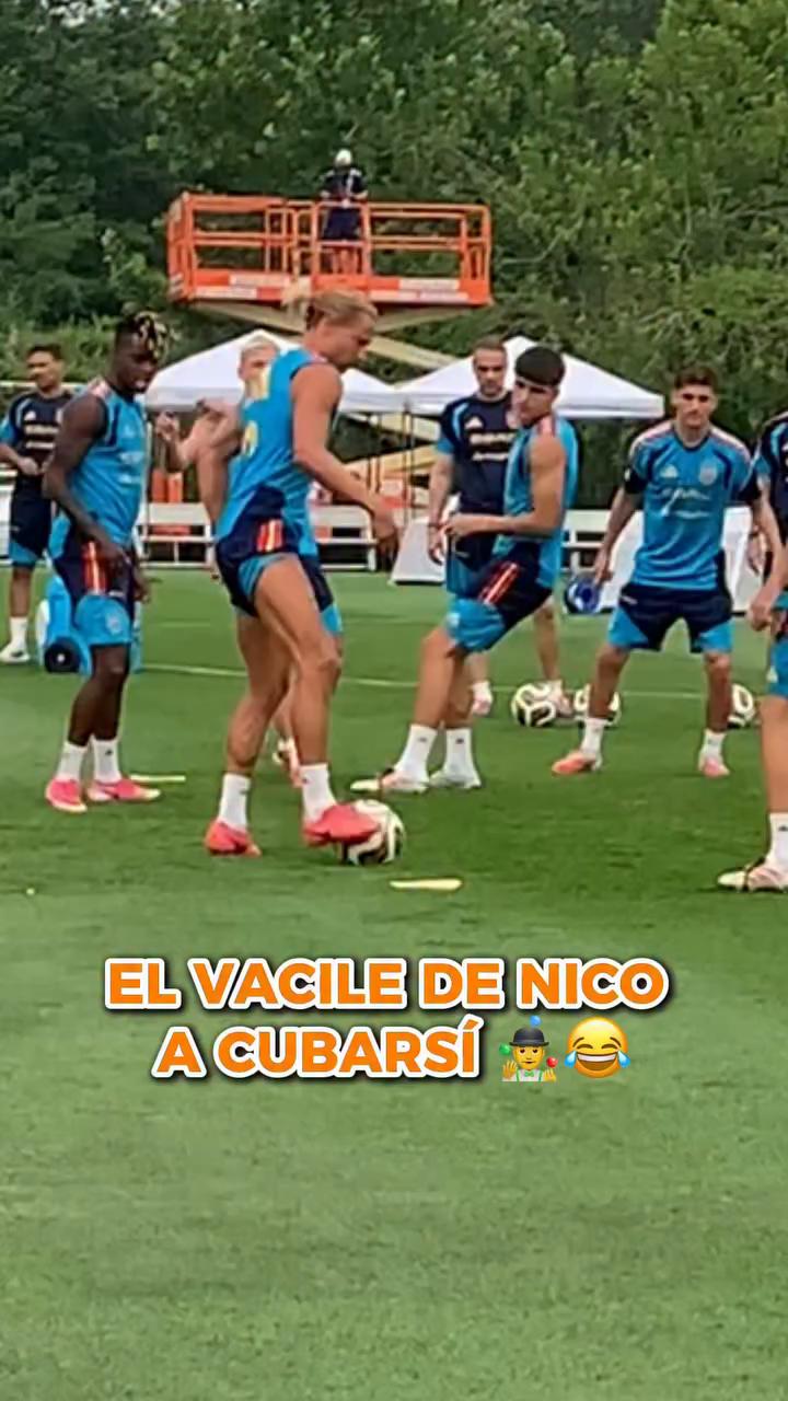 Jogador se movimenta repetidamente no campo durante transmissão ao vivo