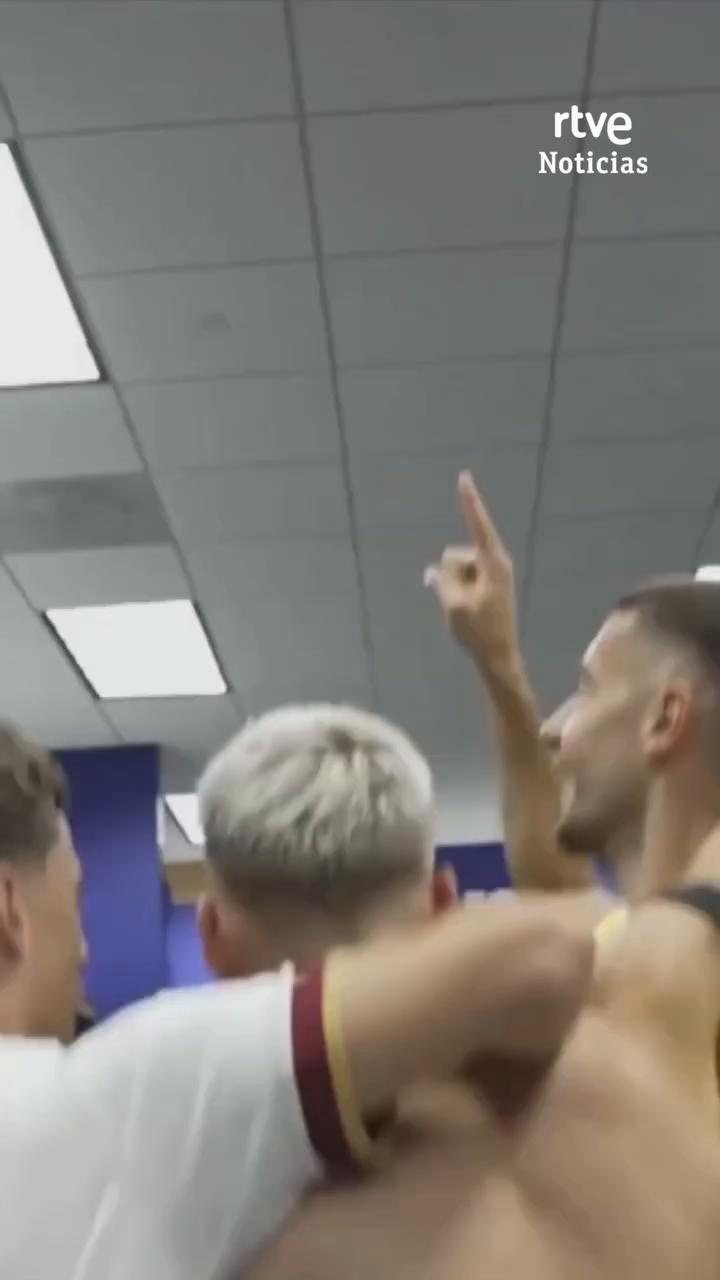 La selección celebra unida como una familia en el vestuario