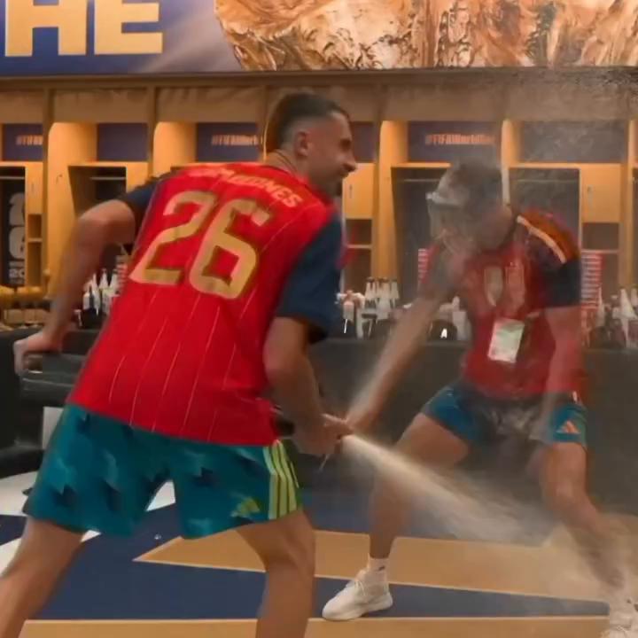 Los jugadores celebran con champán la copa en el vestuario