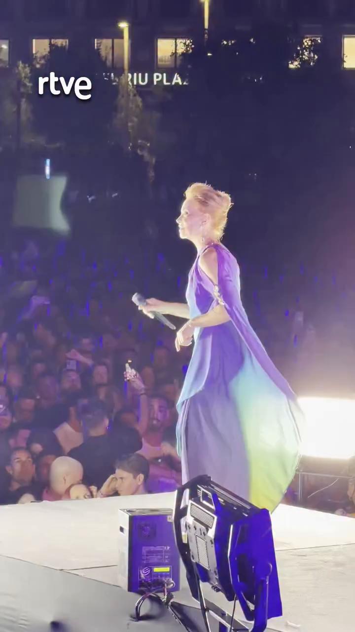 El artista agradece al público de Madrid al final de su concierto