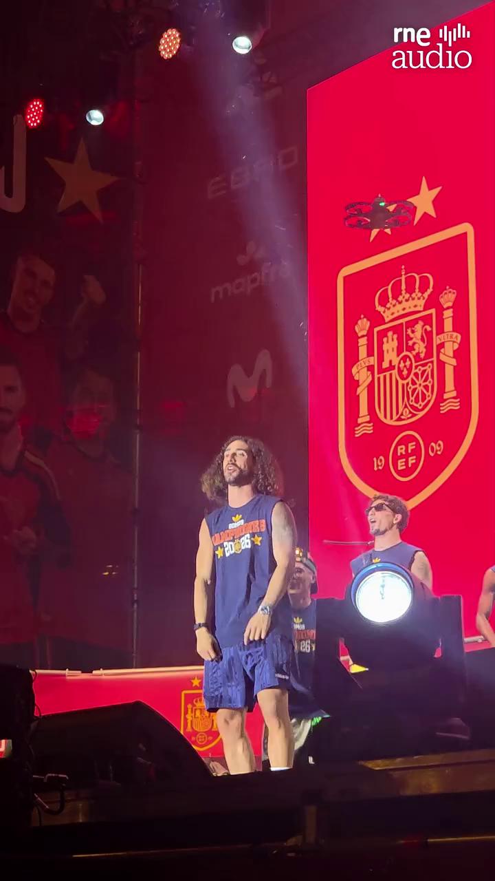El equipo del campeón despide a Rafa con cánticos festivos