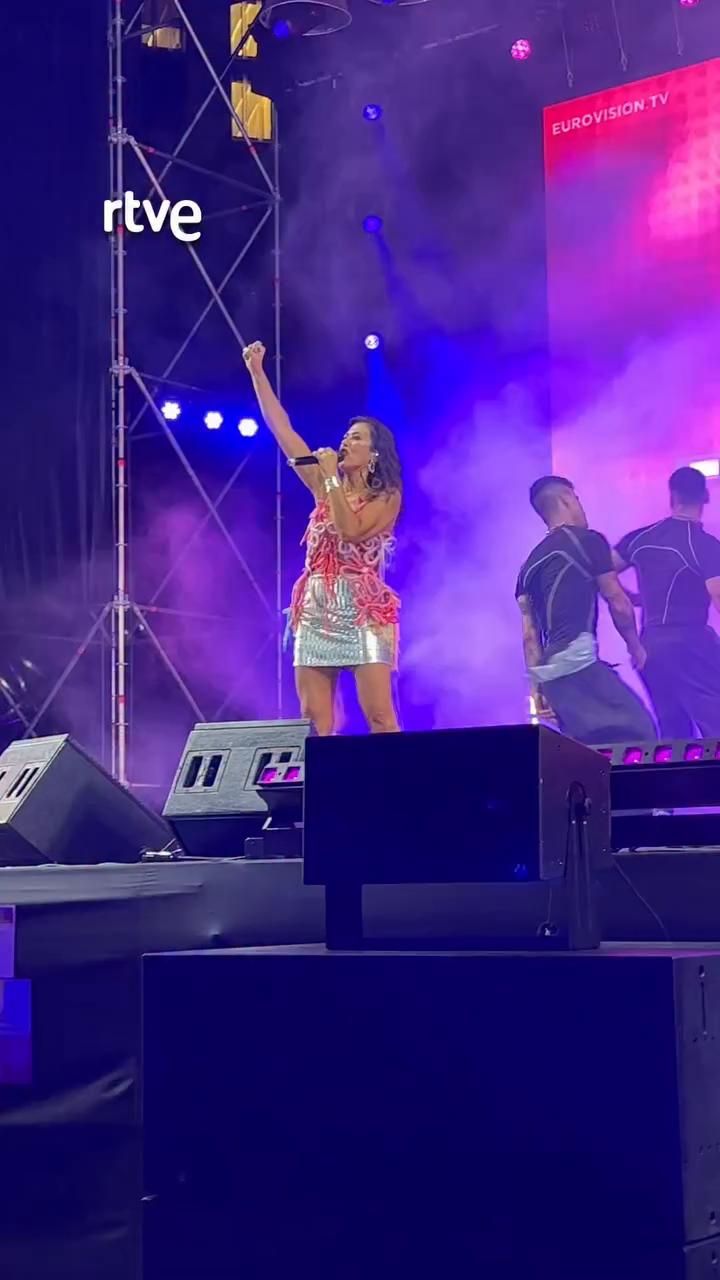 Letras de canción expresan frustración por perder la fe en la noche