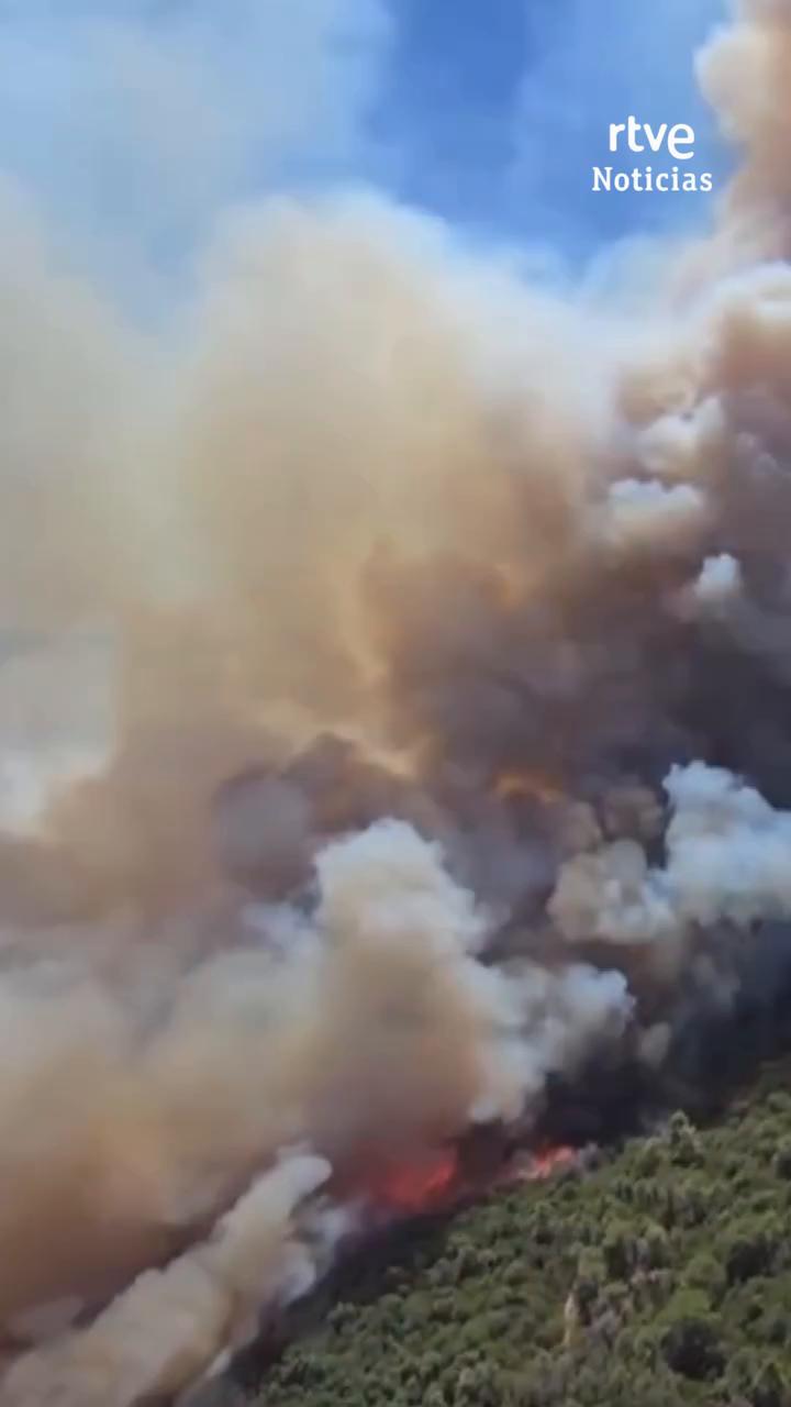 El viento complica el incendio en La Bisbal d'Empordà y confina a 50.000 personas