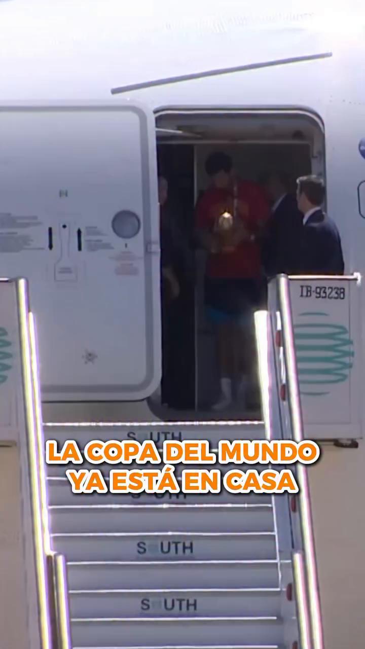 Rodri besa la Copa del Mundo junto a Luis de la Fuente en Barajas