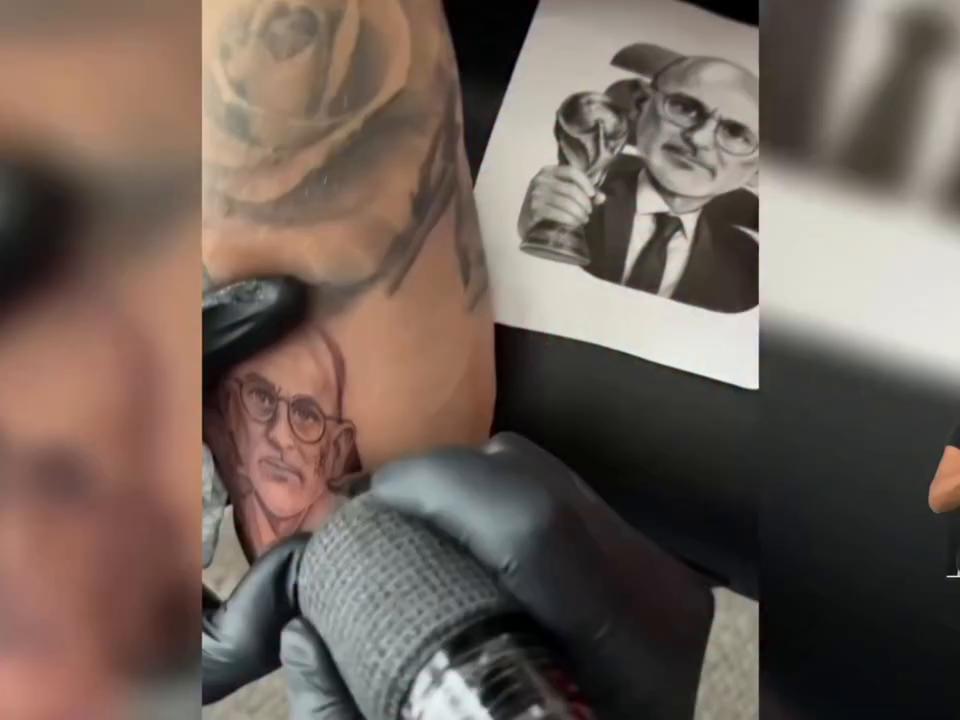Marco Curella se tatúa la cara de Luis de la Fuente tras ganar el Mundial