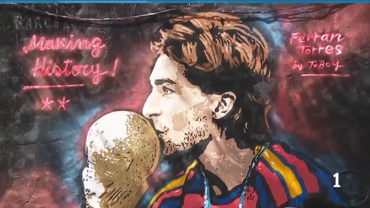 El mural de Ferran Torres en Gracia es vandalizado por independentistas en 24 horas