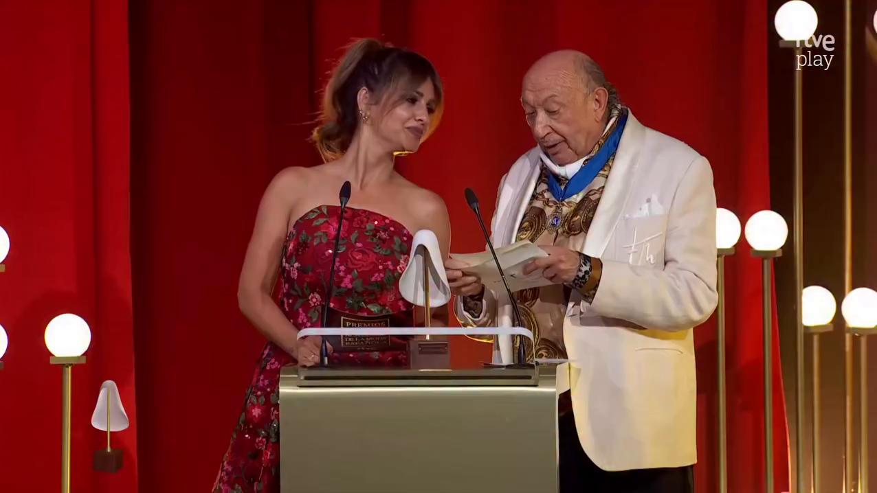Juan Vidal agradece el premio de la Academia de la Moda Española por su colección