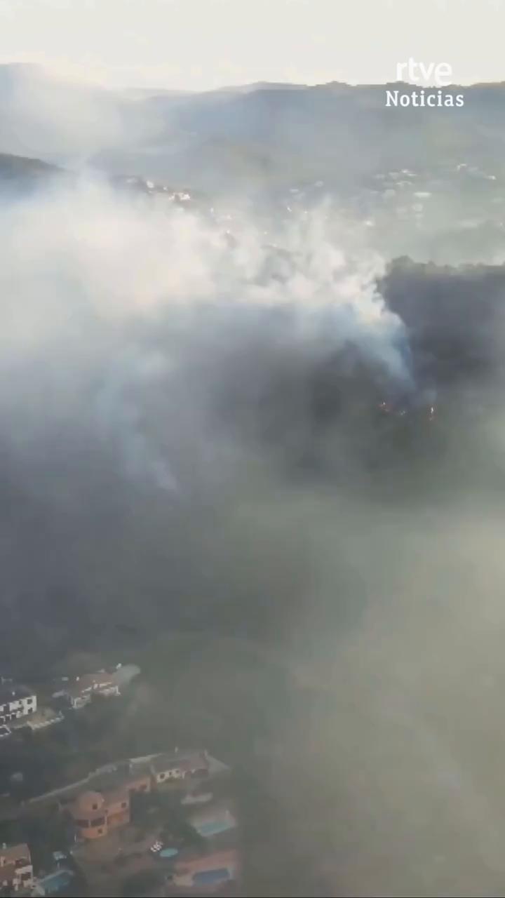 El incendio de las Gavarras en Girona quema 2.300 hectáreas y sigue sin control