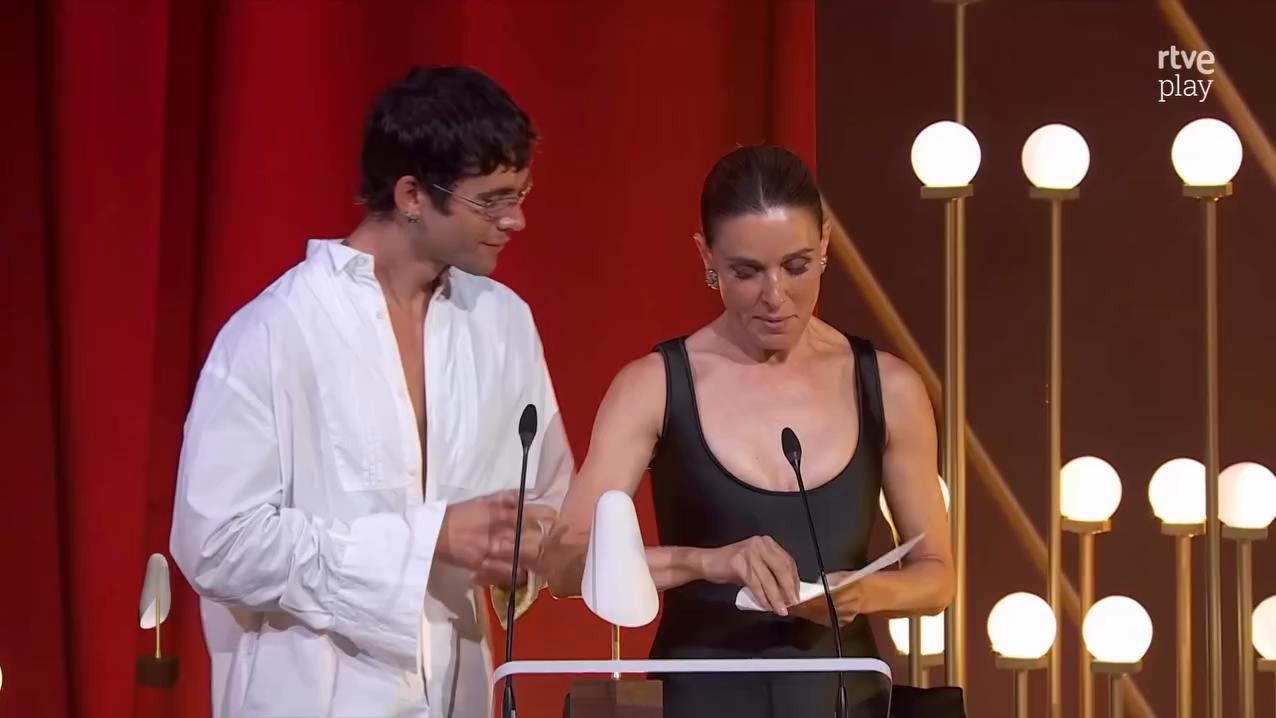 Pedro García recibe el premio a la mejor colección de calzado por Esencia