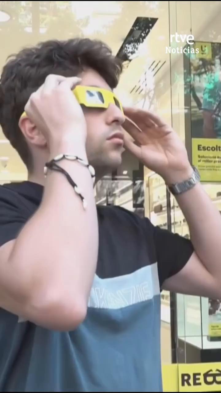 Las gafas para ver el sol se agotan en toda España