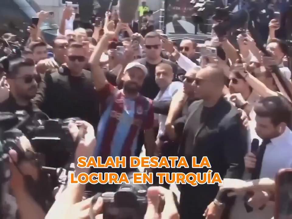 Mohamed Salah llega a Turquía y es recibido como un héroe por sus fans