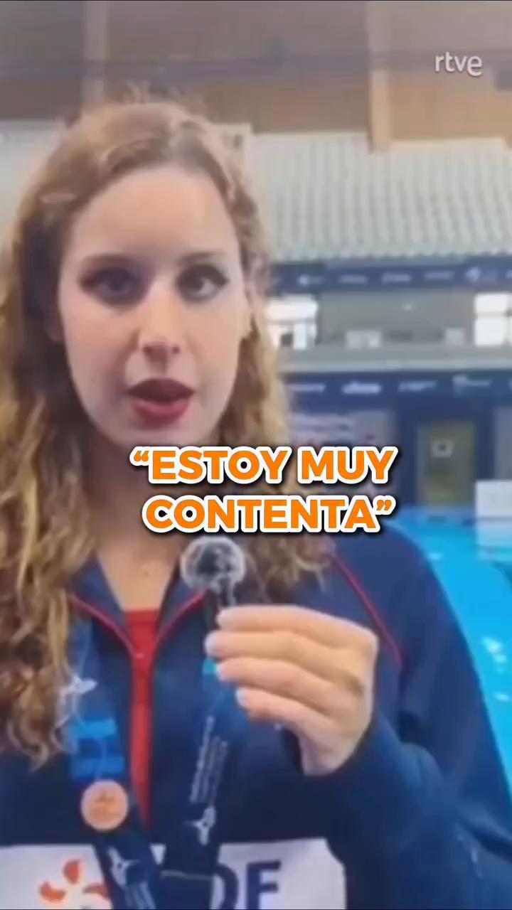Nadadora se despide feliz de su coreografía tras luchar hasta el final