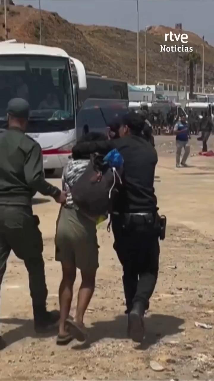 Así golpea la policía marroquí a los que regresan de Ceuta