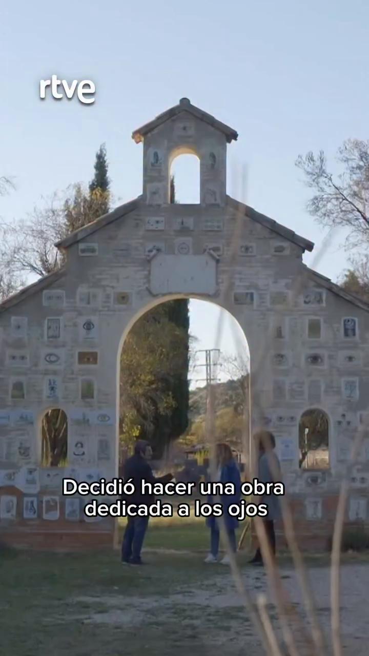 251 azulejos de ojos fusionan cultura pop y esoterismo en una obra única