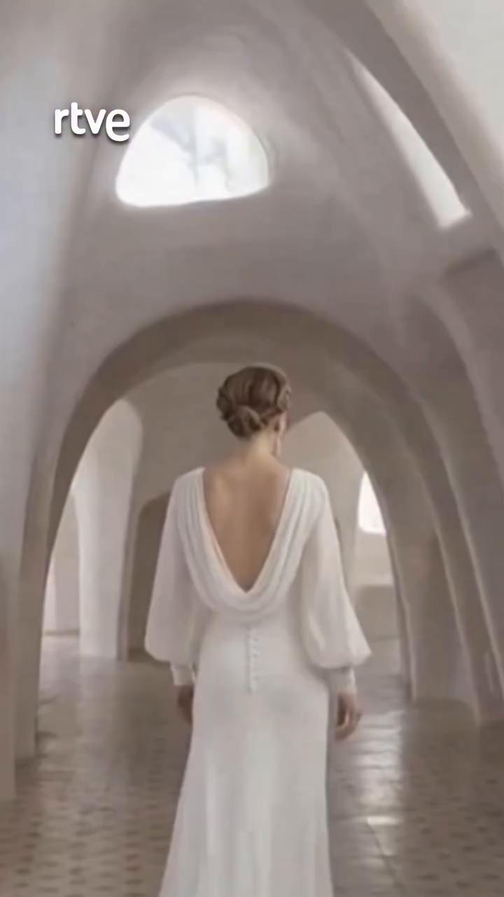 Rosa Clará estrena fashion film con IA que anticipa la ley europea de 2026