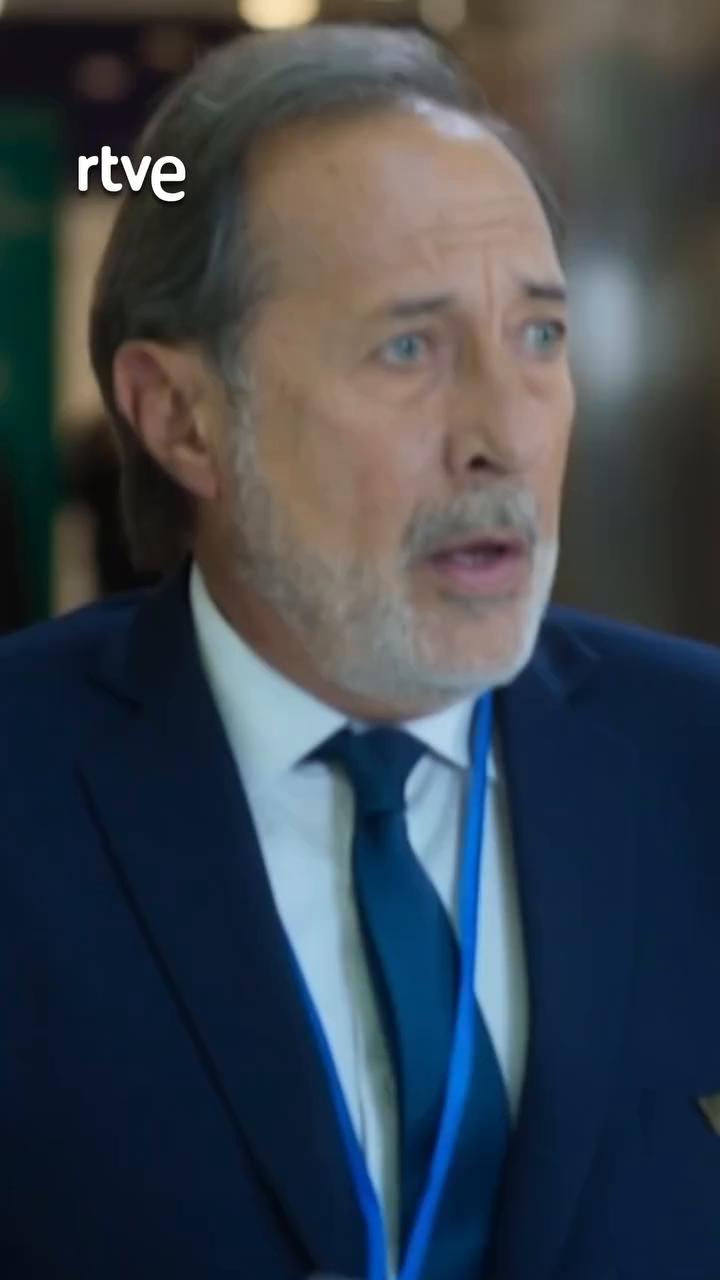 Director de policía aeroportuaria confronta a pasajero por valija sospechosa