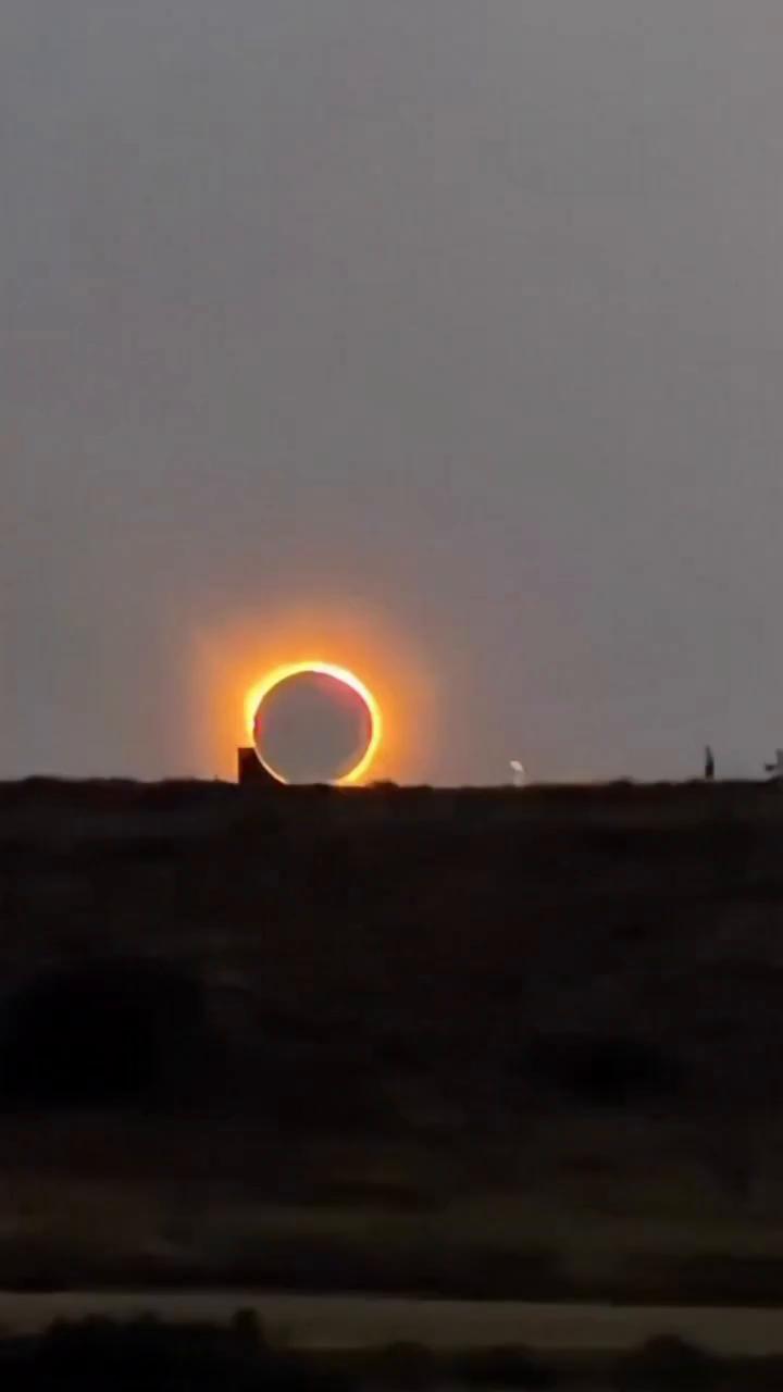 Dani León ejecuta un truco de skate épico sincronizado con el eclipse solar