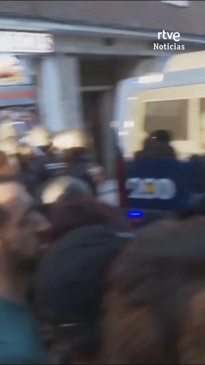 La policía carga contra un grupo que intenta acceder al portal de Mari Carmen