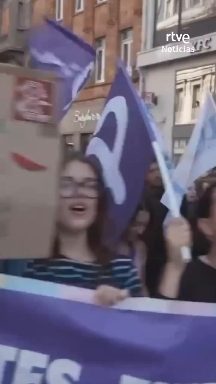 Francia en llamas: más de 200.000 protestan contra recortes mientras Macron viaja