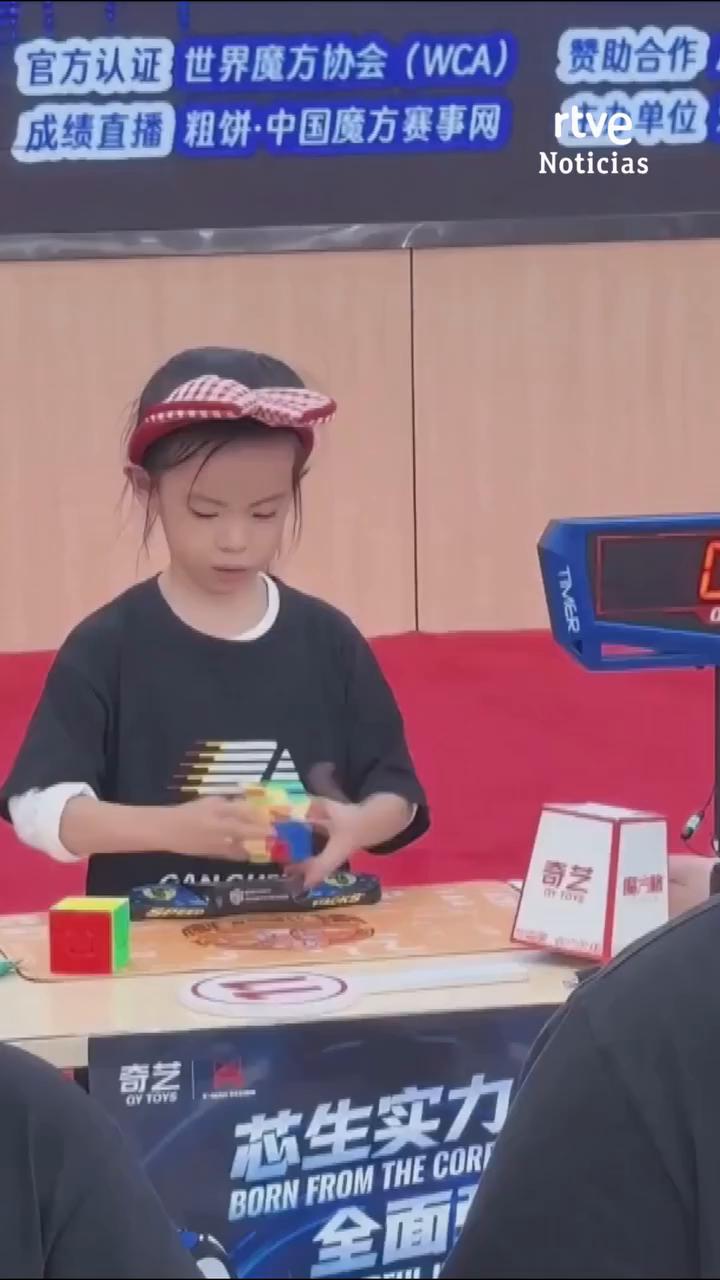 Lian bate dos veces el récord mundial de cubo de Rubik en 4,27 segundos