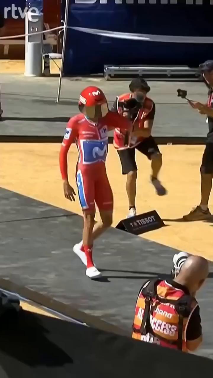 Enric Mas toma la salida vestido de rojo en la plaza de toros del Puerto