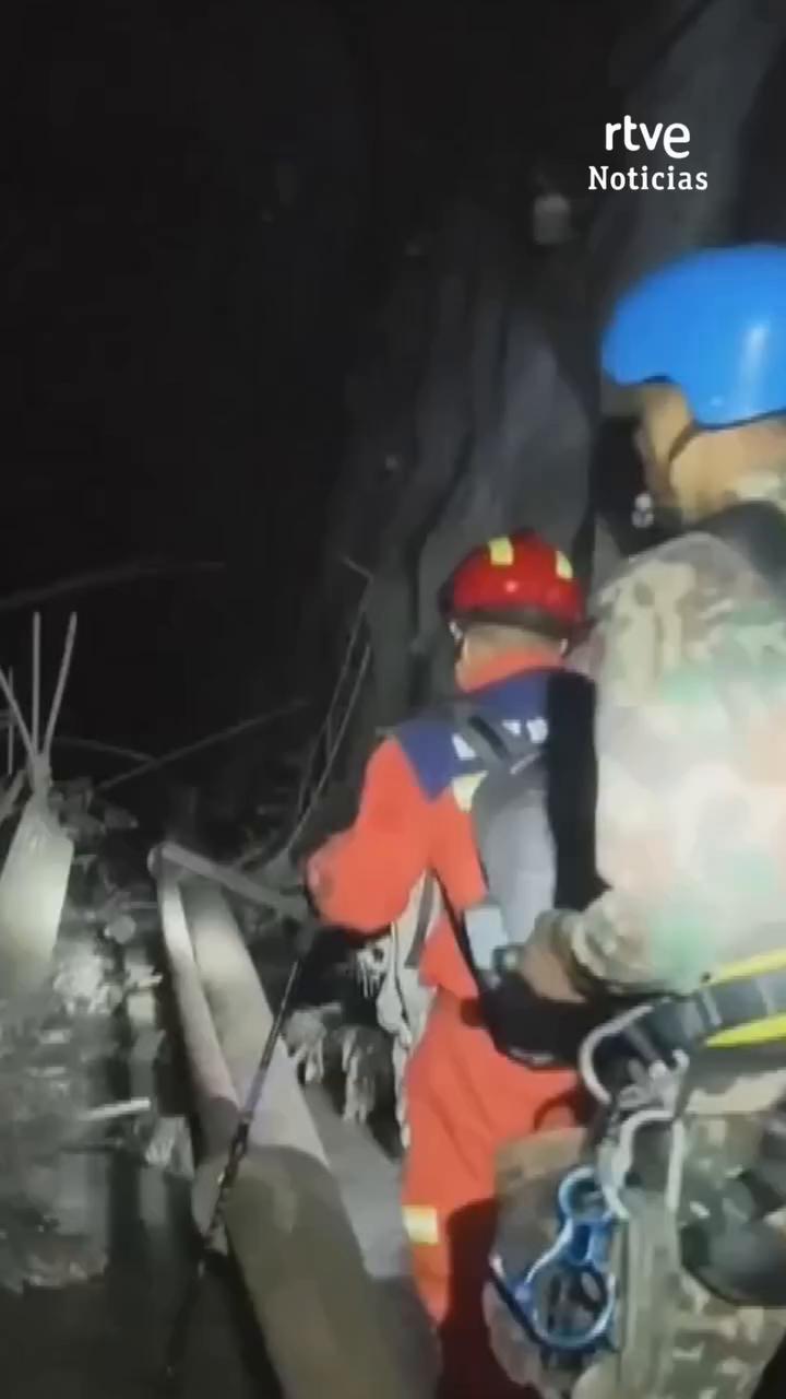 Nepal busca a más de 900 trabajadores atrapados en túneles de hidroeléctricas