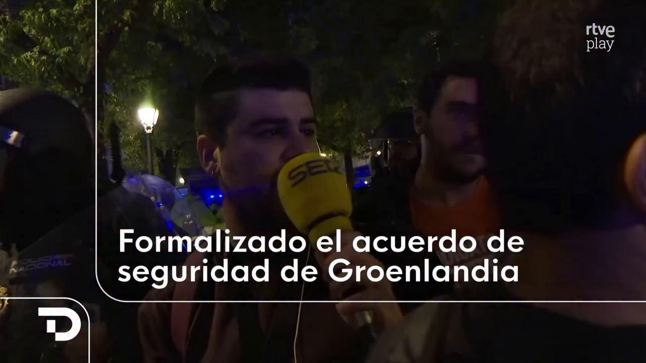 Activistas resisten pacíficamente el cuarto desahucio de Mari Carmen en Madrid