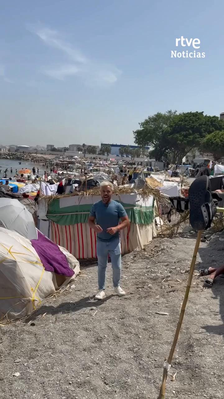 La playa de Trampolín en Ceuta se transforma en un campamento improvisado de migrantes