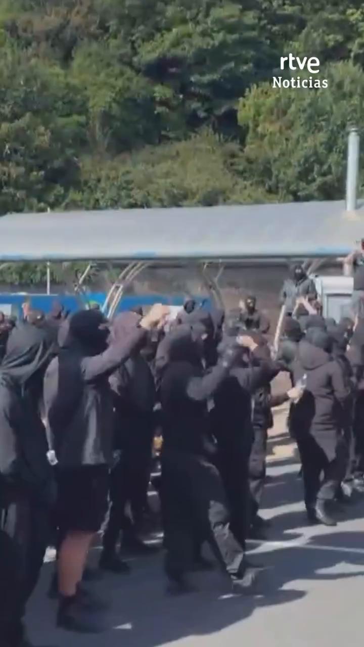 Manifestantes encapuchados bloquean el puerto de Dover en protesta anti-inmigración