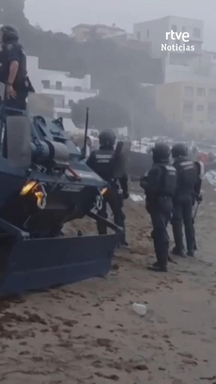 Desalojan a más de mil migrantes de la playa del Trampolín en Ceuta