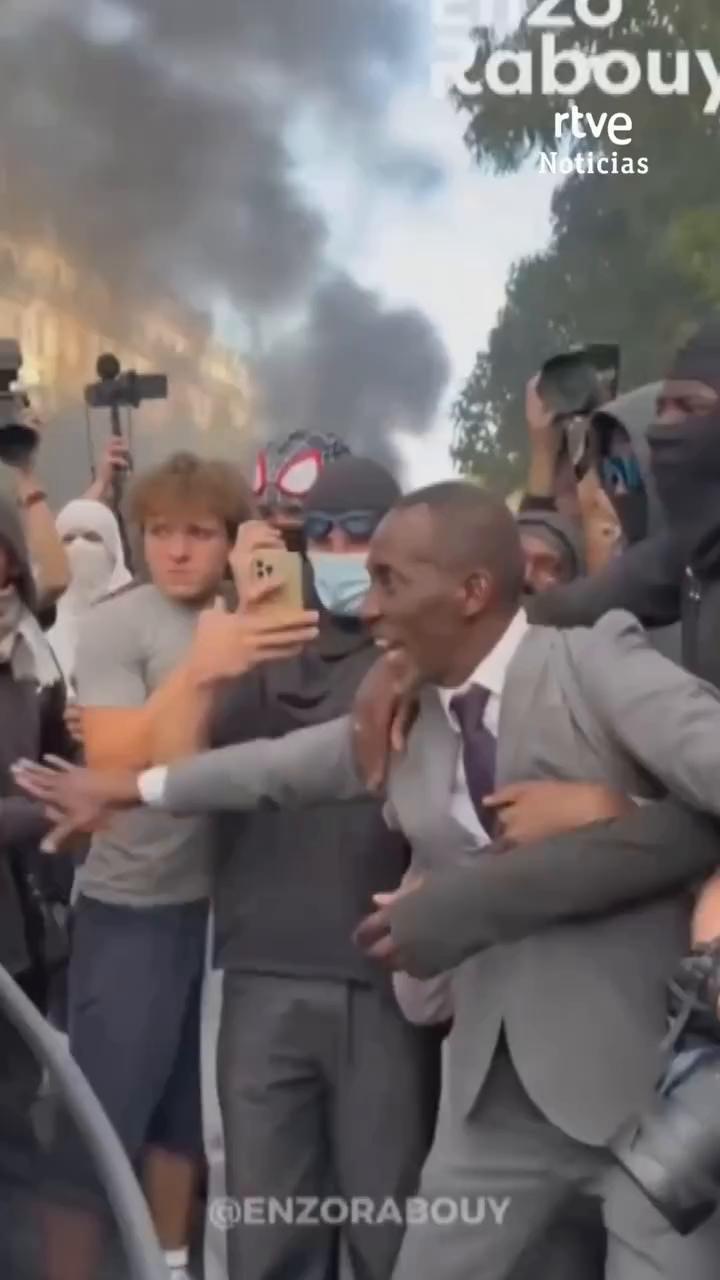 El alcalde de Saint-Denis se interpone entre agentes y manifestantes en las protestas