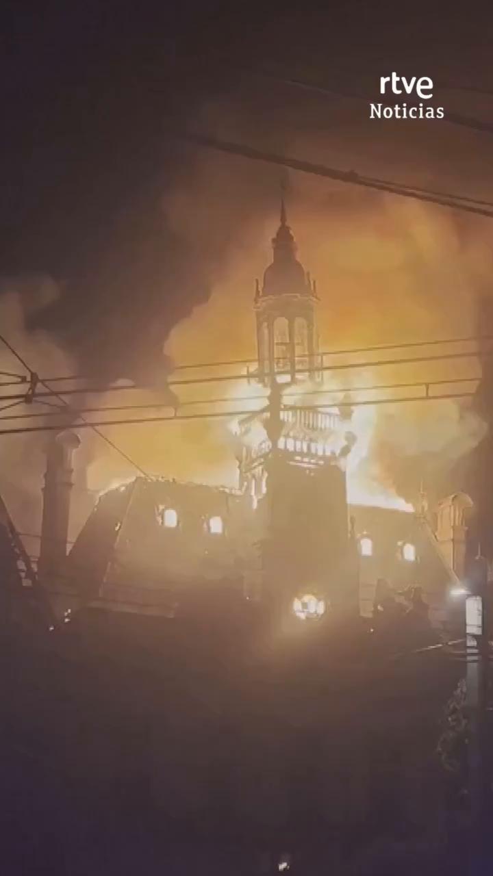 Encapuchados prenden fuego al Ayuntamiento de Limoges tras las protestas