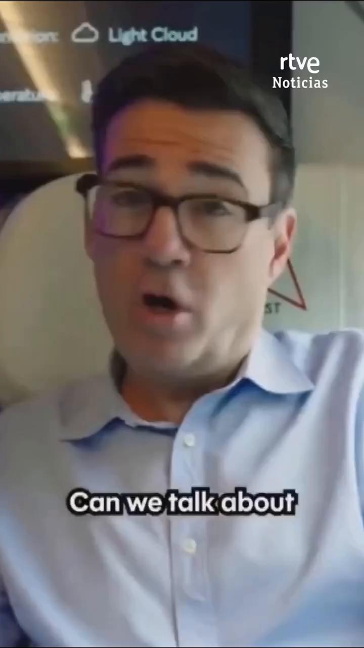 Andy Burnham amenaza con multas de 120 euros por música alta en transporte público