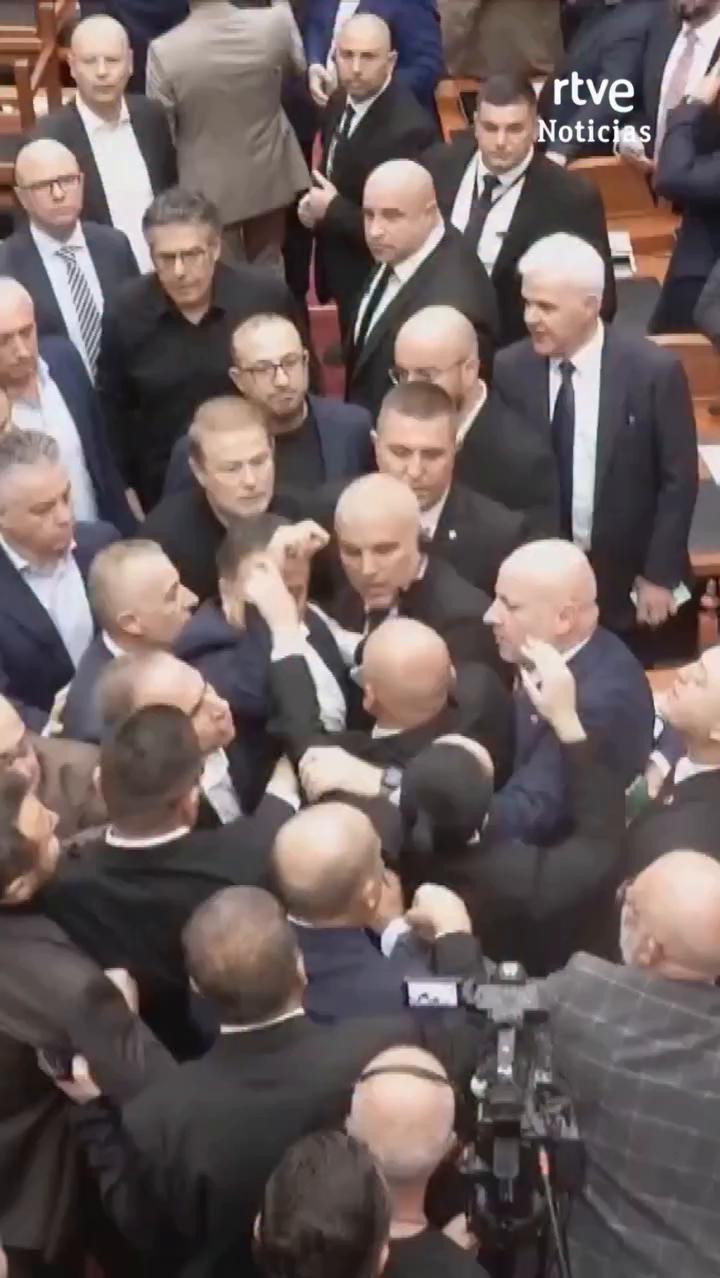 Forcejeos en el Parlamento de Albania por la negativa a debatir la represión policial