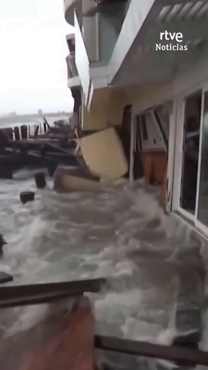 La tormenta Rachel devora casas junto al océano en Long Beach
