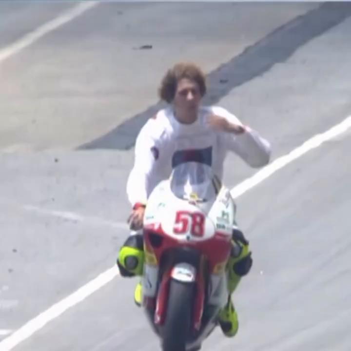 Marco Simoncelli se coronó campeón en el circuito que le quitó la vida