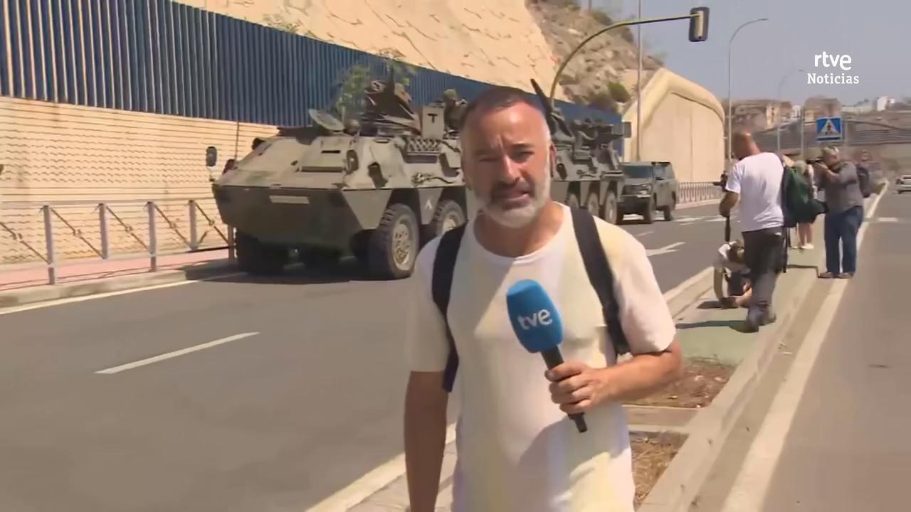 El ejército despliega tanquetas para reforzar la frontera del Tarajal en Ceuta