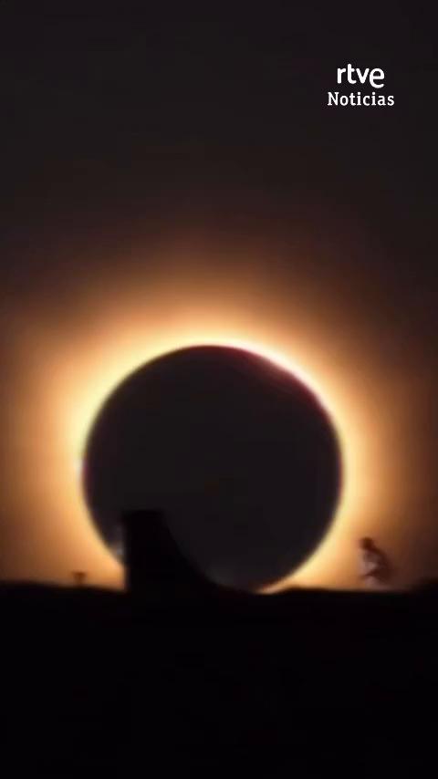 Dani León, el skater español que saltó al eclipse con su monopatín