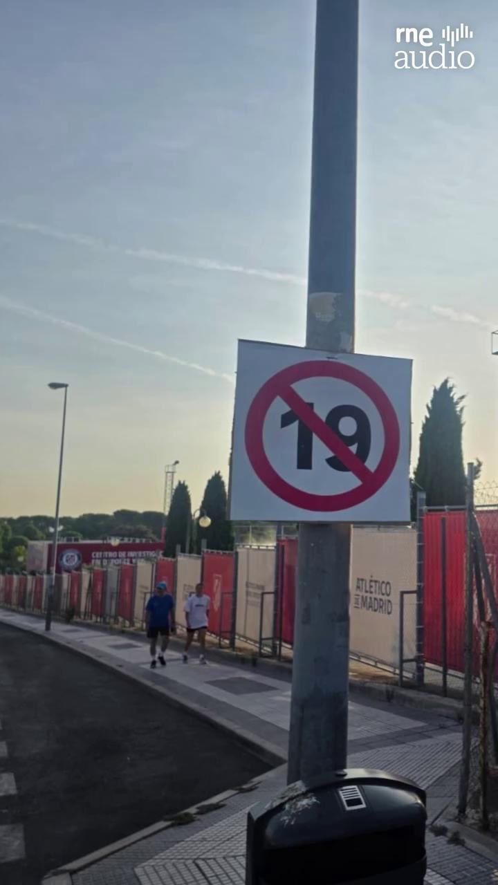 Carteles con 'Julián fuera' rodean el campo de entrenamiento del Atlético
