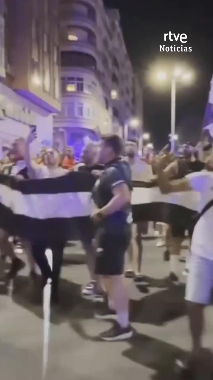 Cientos de vecinos protestan en Ceuta y levantan barricadas en la playa